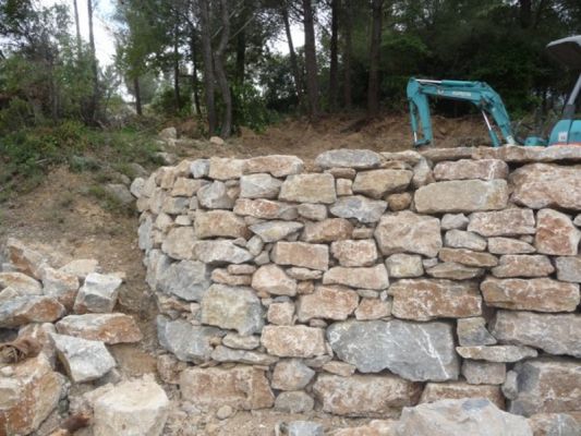 création d' un enrochement sur le Coudon à LA VALETTE DU VAR